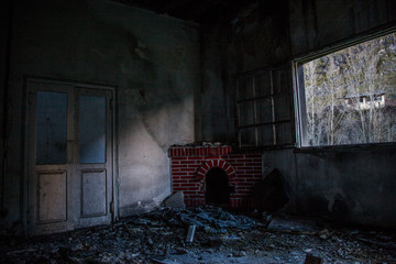 interior casa abandonada con chimenea