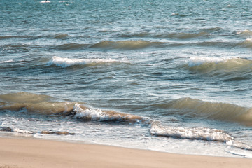 Vaguelettes qui s'écrasent doucement sur le bord de la plage