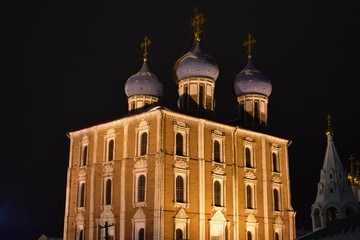 Fototapeta na wymiar Ryazan Kremlin, illuminated by lanterns against the night sky