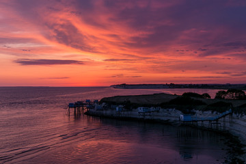 Magnifique coucher de soleil au dessus de falaises blanches et d'une baie
