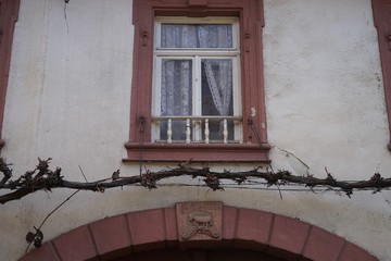 Ausschnitt einer Barockfassade mit historischem Schlussstein in Edenkoben