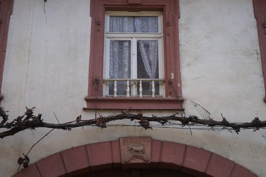 Ausschnitt einer Barockfassade mit historischem Schlussstein in Edenkoben