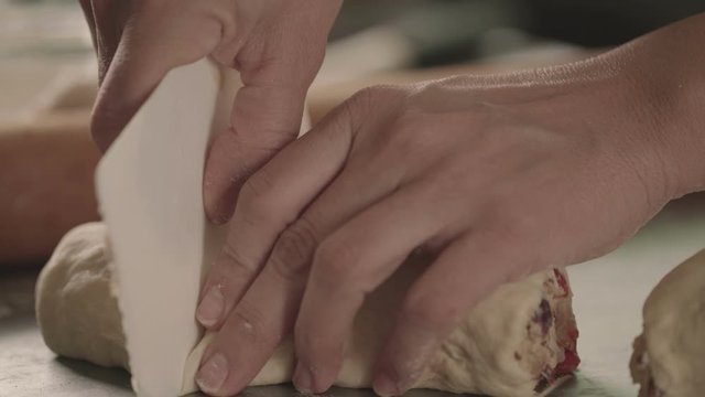 Separando frutos confitados