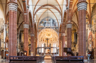 Obraz premium Dekoracja wnętrz katedry katolickiej w Weronie