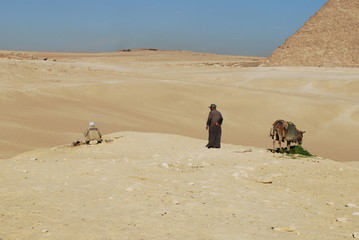 Mann vor der Pyramide in der Wüste