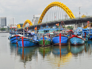 Puente del dragón en da nang (Dragon Bridge) sobre el rio Han es uno de los más impresionantes...