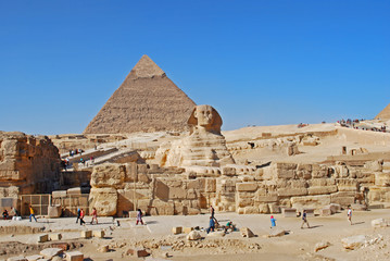 Sphinx vor der Pyramide