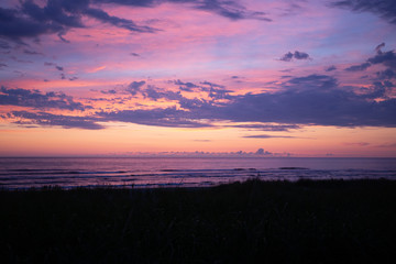 Obraz premium Cannon Beach at sunset: scenic orange, red and purple skies.