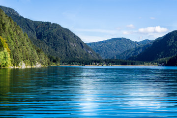 Seelandschaft mit Bergen ,Schilf, kristallklarem wasser