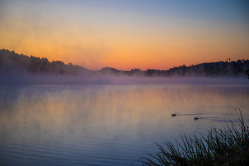Fototapeta premium Morgennebel Sonnenaufgang am Untreusee