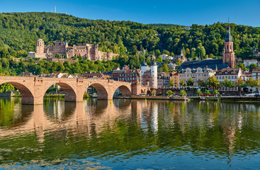 Obraz premium Heidelberg town with old Karl Theodor bridge and castle on Neckar river in Baden-Wurttemberg, Germany