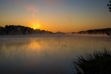 Fototapeta na wymiar Morgennebel Sonnenaufgang am Untreusee