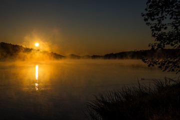 Obraz premium Morgennebel Sonnenaufgang am Untreusee