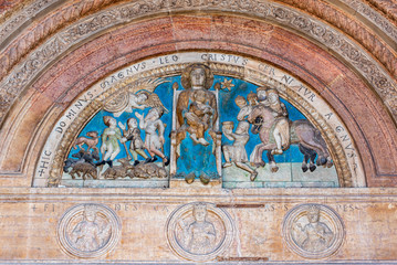Obraz premium Colorful background with statues of catholic saints carved on church´s front door in Verona