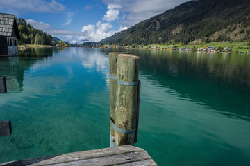 Seelandschaft mit Bergen ,Schilf, kristallklarem wasser