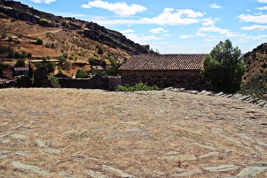Una antigua era para trillar el trigo en el pueblo de Patones de Arriba (Madrid, Espa&ntilde;a).