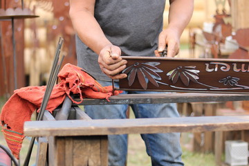 Mann beim Brennschneiden