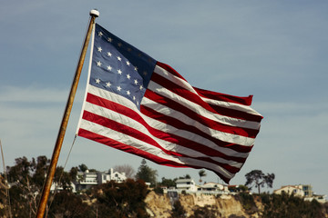 USA Flagge an Küste Kaliforniens