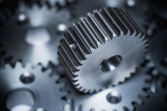 Industrie und Automotive Zahnrad Zahnr&auml;der aus metall und Stahl gefertigt und gefr&auml;st mit Hintergrund