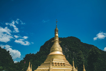 Fototapeta premium gold pagoda and mountain