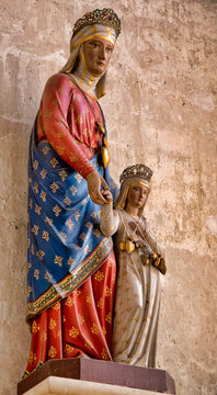 Statue de sainte Anne et la Vierge dans la cathédrale Saint Étienne de Bourges, France