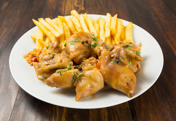 Manitas de cerdo en salsa