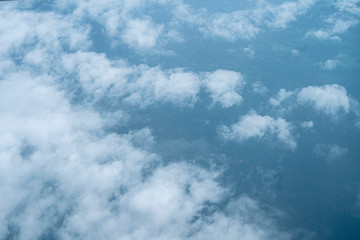 blauer Himmel von oben mit Wolken - blue sky