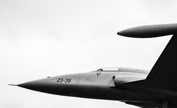 Parte delantera del avi&oacute;n de combate f-5 iniciando el vuelo