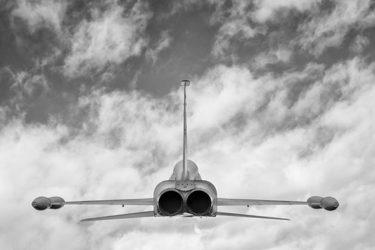 Avi&oacute;n F-5 iniciando el vuelo a las nubes fotograf&iacute;a en blanco y negro