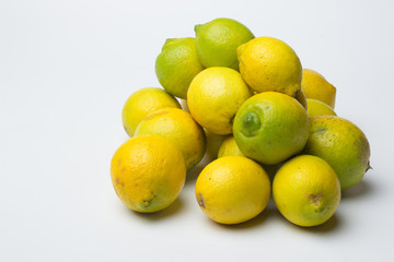 El limón es una fruta de sabor ácido, con muchas vitaminas, vitamina C, antioxidantes y muy pocas...