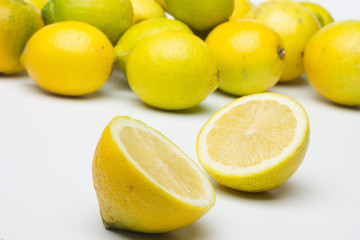 Fototapeta na wymiar El limón es una fruta de sabor ácido, con muchas vitaminas, vitamina C, antioxidantes y muy pocas calorías; ideal para hacer zumos, helados, se usa su piel para infusionar y dar sabor, la rayadura de 