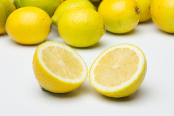El limón es una fruta de sabor ácido, con muchas vitaminas, vitamina C, antioxidantes y muy pocas calorías; ideal para hacer zumos, helados, se usa su piel para infusionar y dar sabor, la rayadura de 