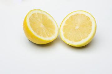 Naklejka na ściany i meble El limón es una fruta de sabor ácido, con muchas vitaminas, vitamina C, antioxidantes y muy pocas calorías; ideal para hacer zumos, helados, se usa su piel para infusionar y dar sabor, la rayadura de 