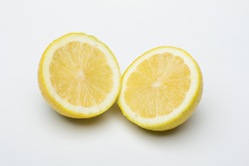 El limón es una fruta de sabor ácido, con muchas vitaminas, vitamina C, antioxidantes y muy pocas calorías; ideal para hacer zumos, helados, se usa su piel para infusionar y dar sabor, la rayadura de 