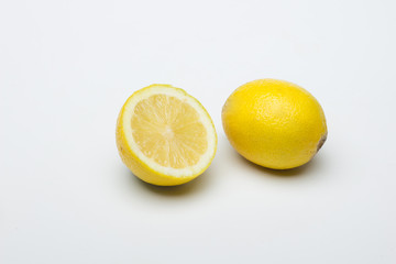 El limón es una fruta de sabor ácido, con muchas vitaminas, vitamina C, antioxidantes y muy pocas calorías; ideal para hacer zumos, helados, se usa su piel para infusionar y dar sabor, la rayadura de 