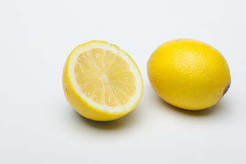 El limón es una fruta de sabor ácido, con muchas vitaminas, vitamina C, antioxidantes y muy pocas calorías; ideal para hacer zumos, helados, se usa su piel para infusionar y dar sabor, la rayadura de 