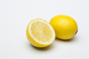 El limón es una fruta de sabor ácido, con muchas vitaminas, vitamina C, antioxidantes y muy pocas...