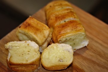 Garlic bread, the delicious accompaniment of barbecue gaucho.