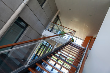 Entrée et Hall de bâtiment de bureaux moderne avec escalier en bois