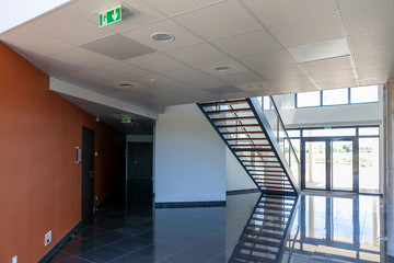 Entrée et Hall de bâtiment de bureaux moderne avec escalier en bois - obrazy, fototapety, plakaty