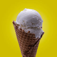 Helado de crema americana fondo amarillo