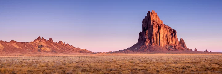 Fototapeten Shiprock New Mexico Südwestliche Wüstenlandschaft © jon manjeot