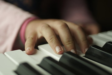 Obraz premium children's hand are playing the piano
