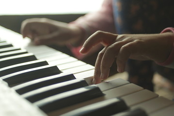 Obraz premium children's hands are playing the piano