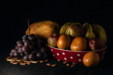 Frutas fondo oscuro