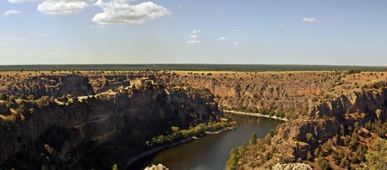 Panorámica de las Hoces del río Duratón con la Ermita de San Frutos (Carrascal del Río, Segovia, España).