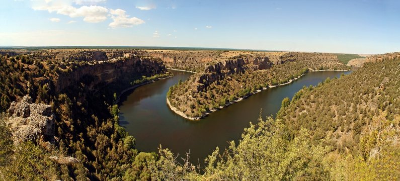 Panor&aacute;mica de las Hoces del r&iacute;o Durat&oacute;n con la Ermita de San Frutos (Carrascal del R&iacute;o, Segovia, Espa&ntilde;a).