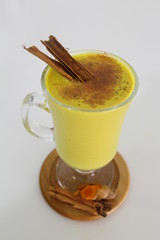 curcuma latte vegano con leche de nuez de la india 
