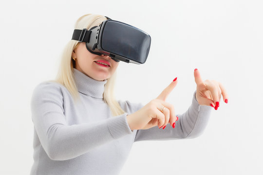 Links with young woman using a virtual reality headset