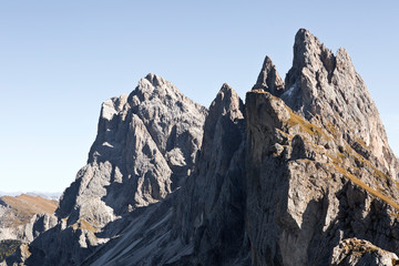 Wanderung im Herbst auf der Seceda mit schöner Bergkulisse in den Dolomiten im Grödner Tal in Südtirol Italien. Berggipfel
